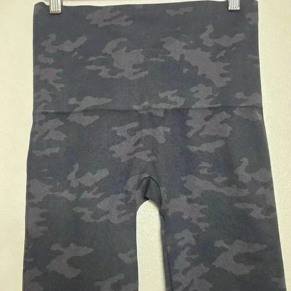 Spanx Look At Me Now Leggings Black Camo - Picture 5 of 9